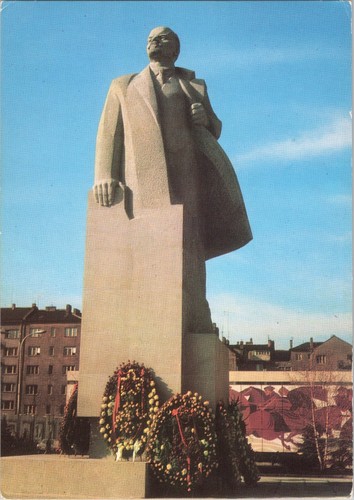 Postcard statue lenin - postcard.,