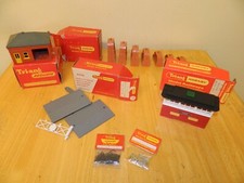 JOB LOT OF TRI-ANG OO GAUGE BUILDINGS,LEVEL CROSSING,FISHPLATES & INCLINED PIERS