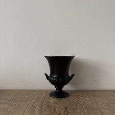 Vintage Wedgwood Black Etruria Barlaston Urn Vase Shell Handle Home Decor 17.5cm