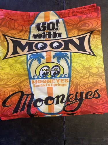 Mooneyes with moon - go,