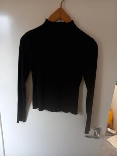 Black scalloped neck ribbed