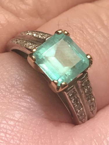 18ct white gold - white, emerald
