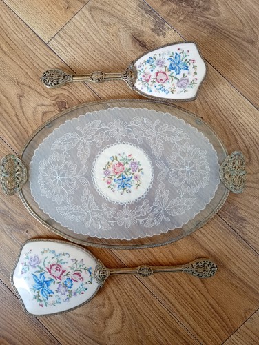 Vintage petit point - oval, glass