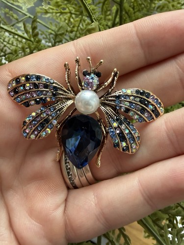 Honey bee brooch - , stunning