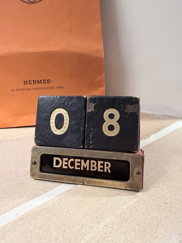 Vintage perpetual desk