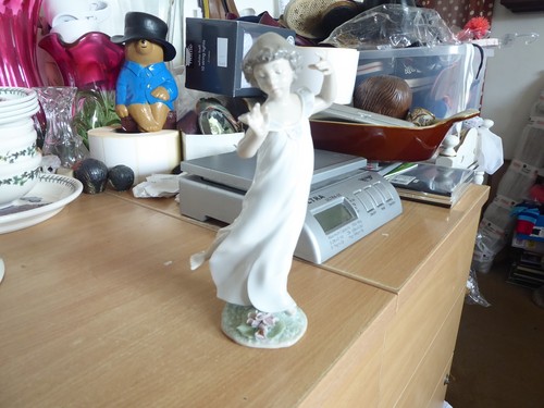 Lladro lady with flowers - lladro,