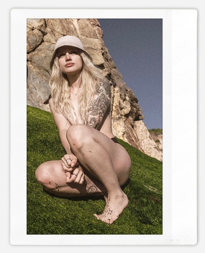 Art model bradley - art, instax