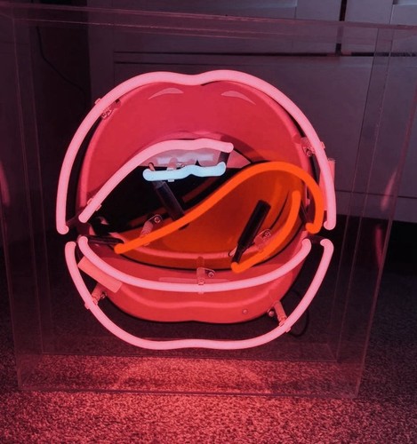 Mouth with graphic glass - with,