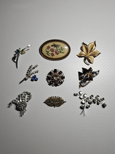Job lot broooches items - broooches,9,