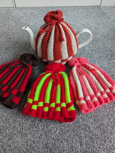 Handmade knitted tea cosy - ,