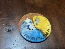 IM HELPING THE PETS BUDGIES PIN BADGE 1980’S VINTAGE BADGE