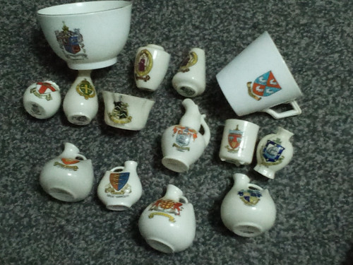 Crested china piece in - 14,