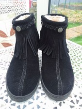 MINNETONKA SIZE 3 BLACK SUEDE ANKLE BOOTS.  GUW103025B337