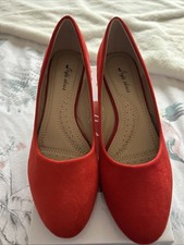 Ladies Size 5 Standard Fit Wedge Heel Shoe In Vibrant Red Faux Suede