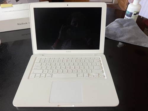 Apple macbook white - 13",