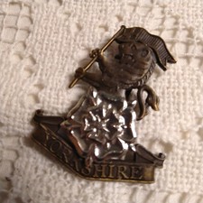 Yorkshire Regiment Cap Badge Lion Pennant Flag 46 x 38 mm