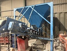Vibrating Hopper With Conveyor