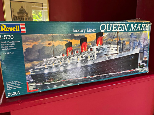 Rare revell queen - revell, luxury