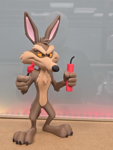 Wile coyote figure - e.,