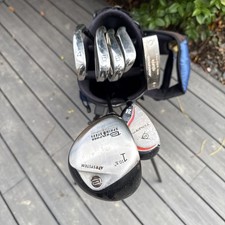 HALF SET OF MENS LEFT HANDED BENROSS GOLF CLUBS IN A LIGHTWEIGHT STAND BAG.