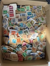 Over 750gm Machin Stamps Mainly On Paper - Kiloware - 1000s Of Stamps