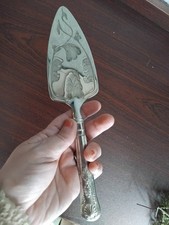 VINTAGE 'MAYELL' DECORATIVE SILVER PLATE KINGS PATTERN CAKE SLICE 25 cm Long   .