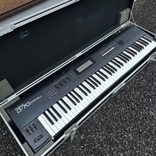 ROLAND D-70 SYNTHESIZER