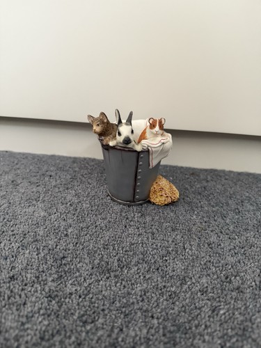 Border fine arts studio bucket - border,