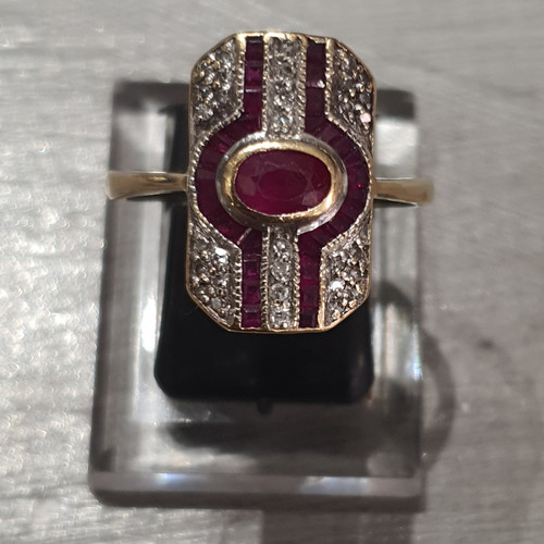 18ct yellow gold oval ruby - 18ct,