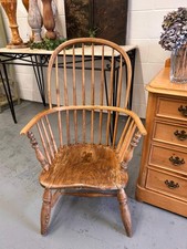 19thC English Hoop back Windsor armchair with spindles turned supports solid stu