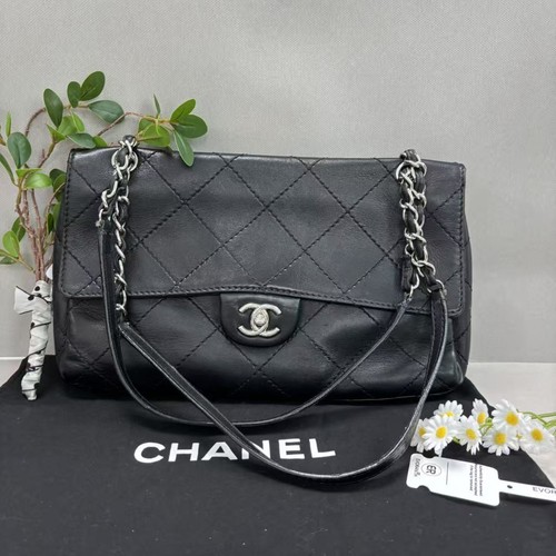 Chanel black quilted leather - black,