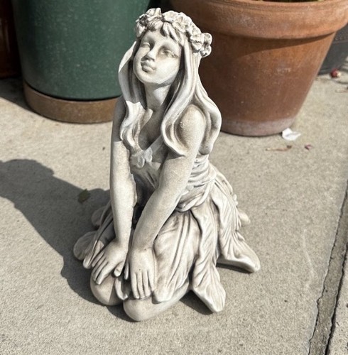 Kneeling fairy pixie - pixie, concrete