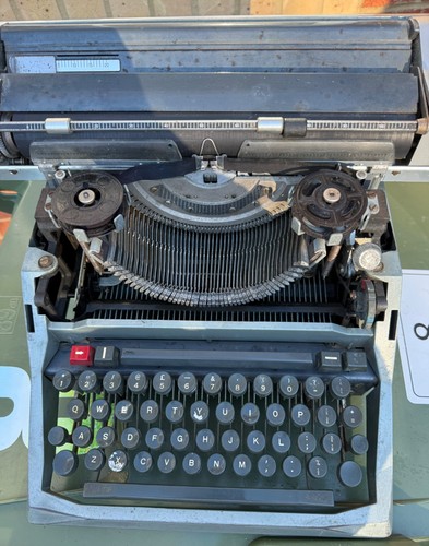 Vintage olivetti typewriter - 82,