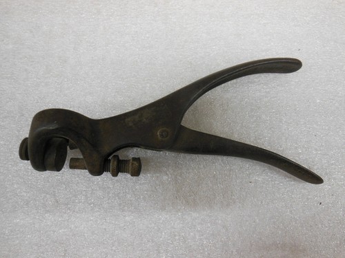 Old saw tooth set - b.,