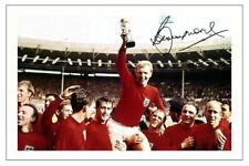 BOBBY MOORE - ENGLAND WORLD CUP 1966 AUTOGRAPH SIGNED PHOTO POSTER PRINT