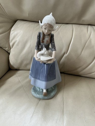 Lladro figurines dutch girl - figurines-,
