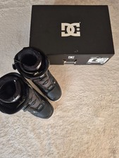DC Women's black snowboard