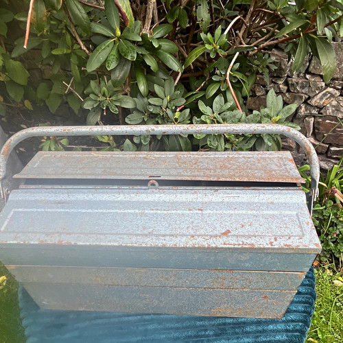 Metal cantilever tool box with - cantilever,