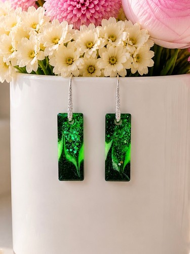 Emerald green resin earrings - green,