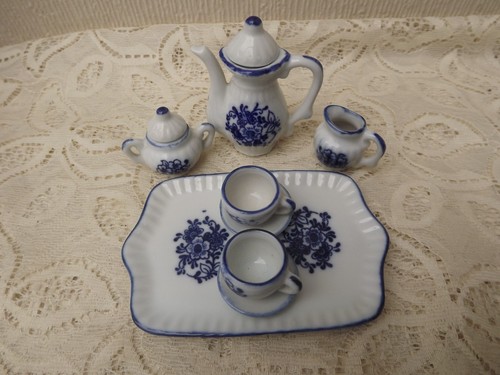 Blue white minature - /,