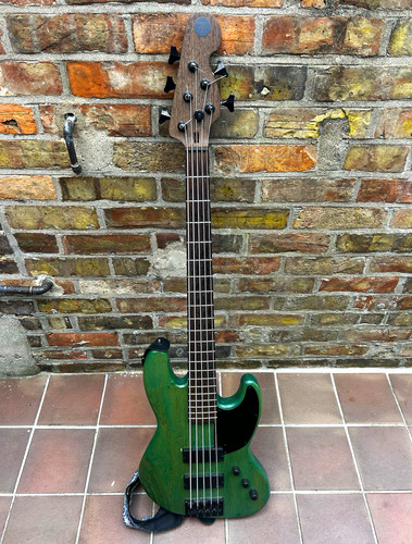 String right handed solid - right-handed,