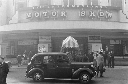Austin fx3 taxi outside earls - taxi,