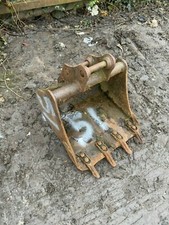 Mini Digger Excavator Digging Bucket 40mm 2.5 - 3 ton 2ft 600mm (51)