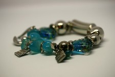 Vintage Silver Tone Metal Plastic/Glass Blue Beads Elastic Band Bracelet