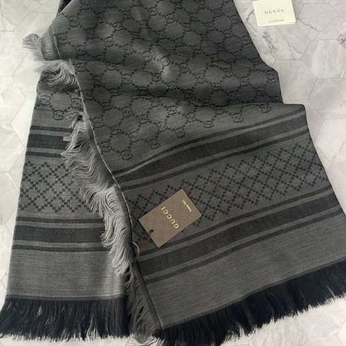 100 new authentic gucci - $1,100,
