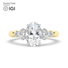 Oval Diamond Trilogy Ring 18k