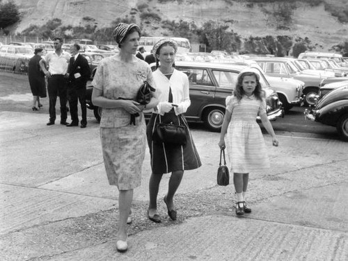 Family arriving exclusive - arriving, 'exclusive