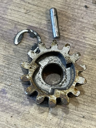 Pinion gearbox drive cog - cog, (r)