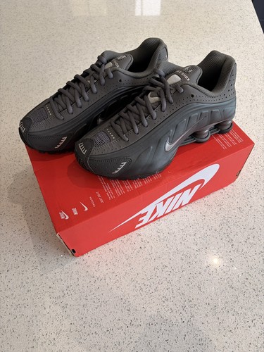 Brand new nike shox - brand, r4