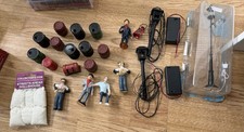 G Scale Trackside Theming Street Lights Lamps Oil Drums Barrels People Figures